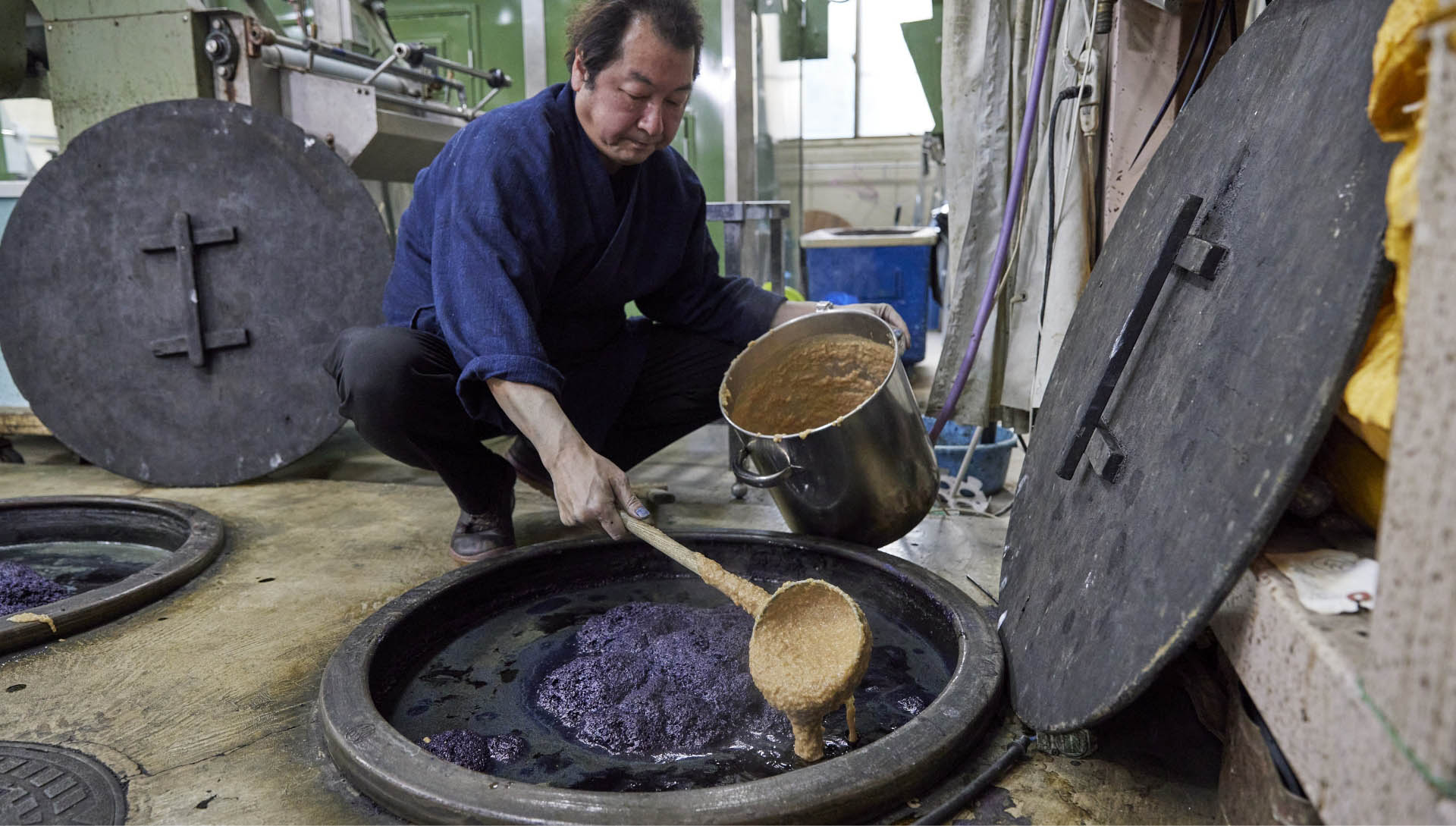 京都にある工房で藍染め体験