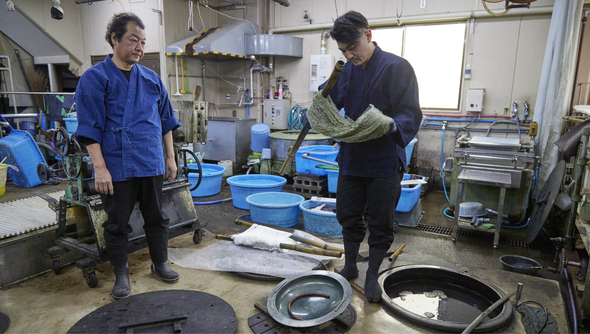 京都にある工房で藍染め体験